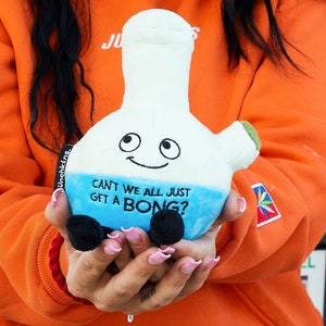 K&ouml;nnte beinhalten: Ein blaues und wei&szlig;es Pl&uuml;schspielzeug in Form einer Bong mit einem l&auml;chelnden Gesicht und dem Text "Can't we all just get a bong?"