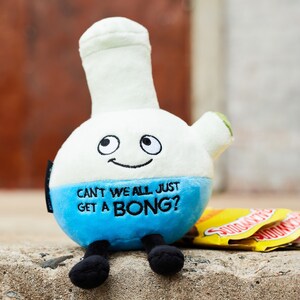 K&ouml;nnte beinhalten: Ein blaues und wei&szlig;es Pl&uuml;schspielzeug in Form einer Bong mit einem l&auml;chelnden Gesicht und dem Text "Can't we all just get a bong?"