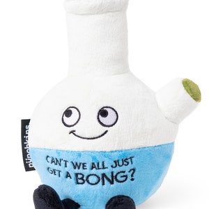 K&ouml;nnte beinhalten: Ein wei&szlig;er Pl&uuml;sch-Bong mit blauer Basis und gr&uuml;nem Schaft. Der Bong hat ein l&auml;chelndes Gesicht und den Text "Can't we all just get a bong?" auf der Basis.