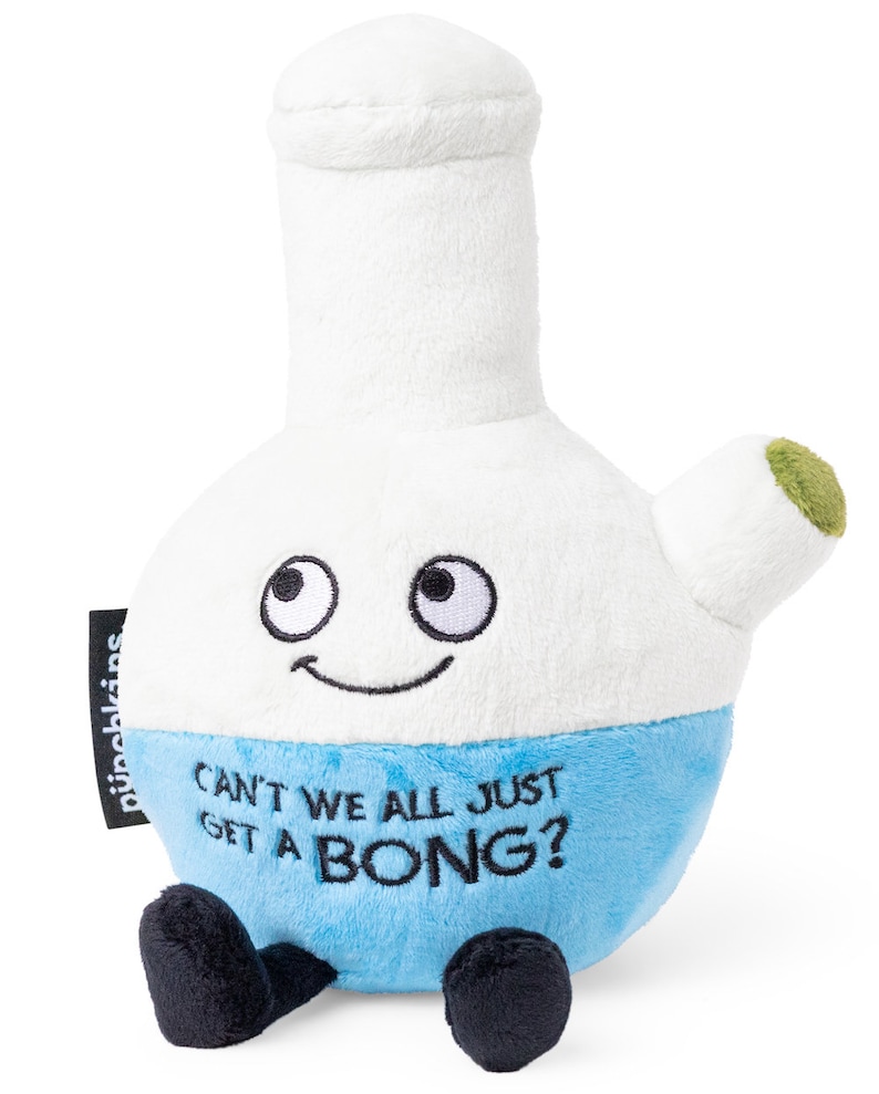 K&ouml;nnte beinhalten: Ein wei&szlig;er Pl&uuml;sch-Bong mit blauer Basis und gr&uuml;nem Schaft. Der Bong hat ein l&auml;chelndes Gesicht und den Text "Can't we all just get a bong?" auf der Basis.