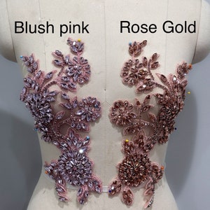 Puede incluir: Dos aplicaciones florales con pedrería. La aplicación de la izquierda es rosa rubor y la aplicación de la derecha es oro rosa.