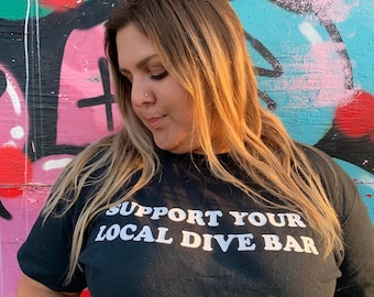 Sostieni la maglietta del tuo Dive Bar locale