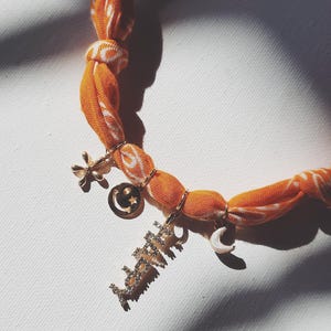 Maak je eigen bandana-bedelketting: gepersonaliseerde sjaalketting