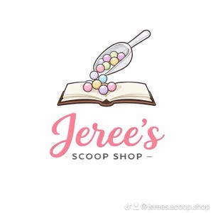 以下が含まれることがあります： Jeree's Scoop Shopのロゴは、カラフルな球体を本にすくう漫画のイラストです。お店の名前は、本のすぐ下にピンク色の筆記体で書かれています。