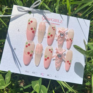 Kirschblüten Schleife Press-On Nägel, Rosa French Tips mit Kirschen & Schleifen, Coquette Aesthetic Nagelset, Handgemachte nette Geschenkidee, Balletcore