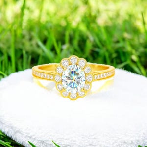 Moissanit Ring 6 x 8 mm Oval vergoldet | Zierliche Verlobungsring | Funkelnder Solitärschmuck | eleganter Frauenring Geburtssteinschmuck