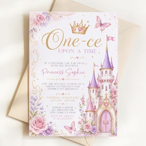 Puede incluir: Una tarjeta de invitación rectangular con el texto One-ce UPON A TIME, Princess Sophie y detalles para un primer cumpleaños. El diseño incluye una corona dorada, mariposas rosas, rosas moradas y rosas, y un castillo con torres.