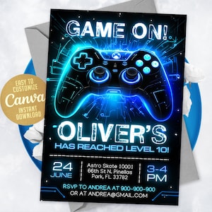以下が含まれることがあります： 青と黒のビデオゲームコントローラーで、青い光が輝いています。招待状の上部には「GAME ON！」というテキストがあります。コントローラーの下には「OLIVER'S HAS REACHED LEVEL 10！」というテキストがあります。招待状は、フロリダ州ピネラスパークのAstro Skateで、6月24日午後3時から4時までのパーティー用です。招待状の下部には「RSVP TO ANDREA AT 900-900-900 OR AT ANDREA@GMAIL.COM」というテキストがあります。