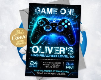Può includere: Un controller per videogiochi blu e nero con luci blu luminose. Il testo "GAME ON!" è in cima all'invito. Il testo "OLIVER'S HAS REACHED LEVEL 10!" è sotto il controller. L'invito è per una festa il 24 giugno dalle 15:00 alle 16:00 presso Astro Skate a Pinellas Park, in Florida. Il testo "RSVP TO ANDREA AT 900-900-900 OR AT ANDREA@GMAIL.COM" è in fondo all'invito.