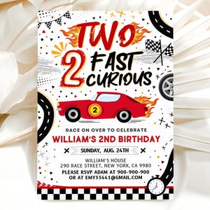 Puede incluir: Una tarjeta de invitación de cumpleaños rectangular con un coche de carreras rojo con llamas, una bandera a cuadros y un borde de pista de carreras. El texto dice TWO FAST CURIOUS, RACE ON OVER TO CELEBRATE WILLIAM'S 2ND BIRTHDAY, SUNDAY, AUG. 24TH, 290 RACE STREET.