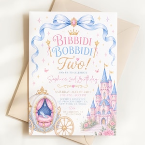 Puede incluir: Una tarjeta de invitación rectangular con un lazo azul, una corona dorada y varitas en la parte superior. El texto dice Bibbidi Bobbidi Two! Join us to celebrate Sophie's 2nd Birthday. Incluye un carruaje con un zapato de cristal y un castillo.