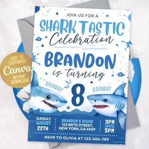 Può includere: Un invito di compleanno blu e bianco con il testo "SHARK TASTIC Celebration" e "Brandon compie 8 anni". Presenta illustrazioni di squali e il testo "RAAWR!". Include i dettagli dell'evento e un logo Canva.