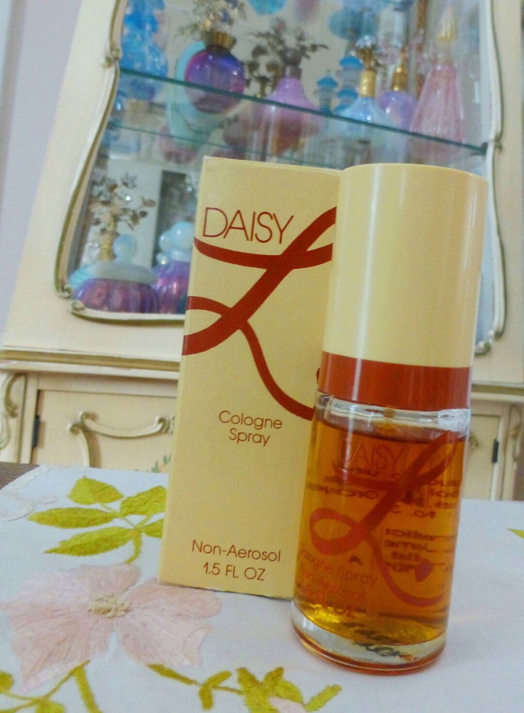 Vintage 1970s ORIGINAL Love Cosmetics Menley & James DAISY L