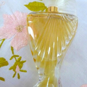 Puede incluir: Juego de tres tazas de cer&aacute;mica con acabado mate moteado. Las tazas son de color crema, gris claro y gris oscuro. Cada taza tiene un dise&ntilde;o simple y minimalista, ideal para caf&eacute; o t&eacute;.