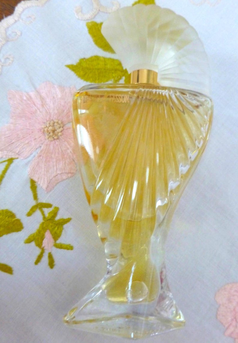 Puede incluir: Juego de tres tazas de cer&aacute;mica con acabado mate moteado. Las tazas son de color crema, gris claro y gris oscuro. Cada taza tiene un dise&ntilde;o simple y minimalista, ideal para caf&eacute; o t&eacute;.