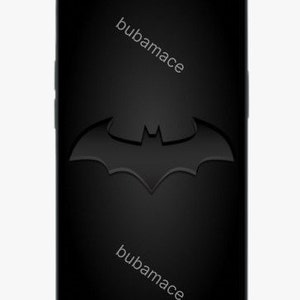 Könnte beinhalten: Ein schwarzes Smartphone mit einem schwarzen Batman-Logo auf dem Bildschirm. Der Text "bubamace" erscheint zweimal auf dem Bildschirm.