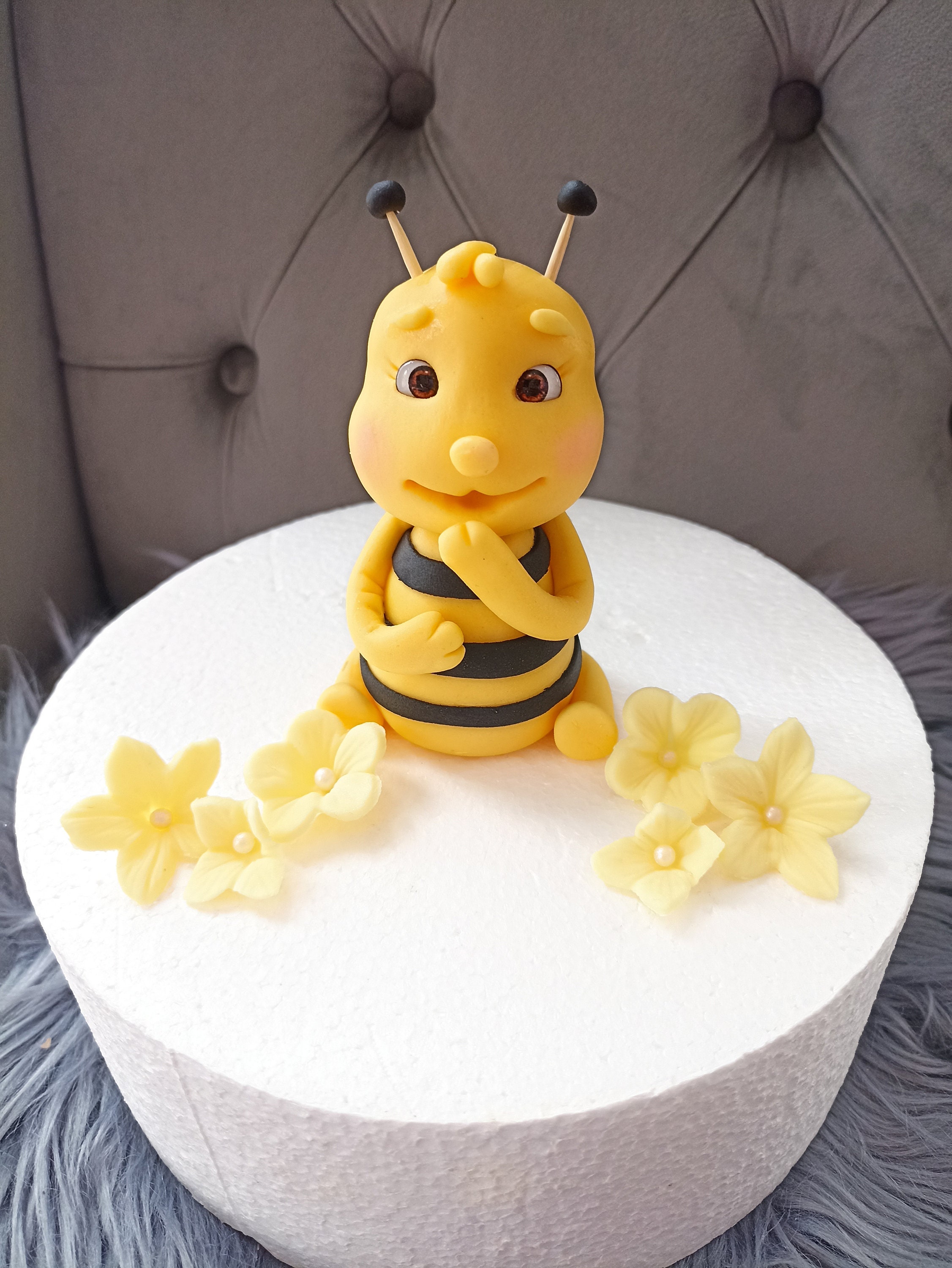 Fondant Biene Tortendeko personalisiert – handgemachte Bienen Tortenfigur für Kindergeburtstag