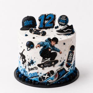 Könnte beinhalten: Eine zylindrische Torte mit weißer Glasur, verziert mit blauen und schwarzen Farbspritzern. Sie zeigt eine Skater-Illustration, Miniatur-Skateboards, eine schwarze Kappe, einen Sneaker, einen Helm und einen Tortenstecker mit der Zahl 12.