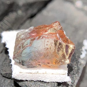 Zoisiettrio Pleochroïsme Ruw tanzaniet, opvallend ruw tanzaniet, ruw tanzaniet, onverwarmd tanzaniet, 4,10 karaat tanzanietkristal.