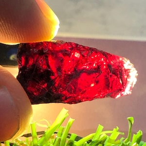 Premium Red Garnet Rough, 29 Carats Healing Red Garnet Rough, Loose Untreated Garnet Raw, Facet Crystal Perfect for Jewelry Crafting.
