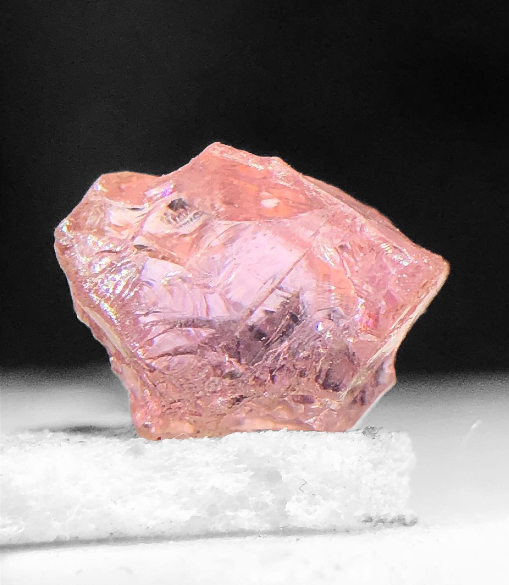 希少なオレンジピンクタンザナイト原石、1.35カラットのゾイサイト