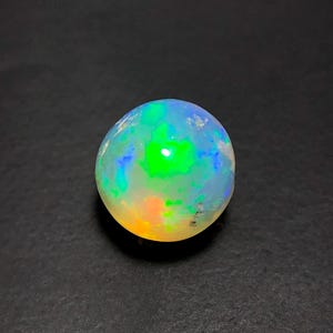Tęczowy Ogień Biały Opal Kula Naturalny Luźny Opal Etiopski Kamień Szlachetny 2.80 CT Opal 8 MM Nieobrobiony Opal Niestandardowy Do Biżuterii Kamień Urodzinowy Października
