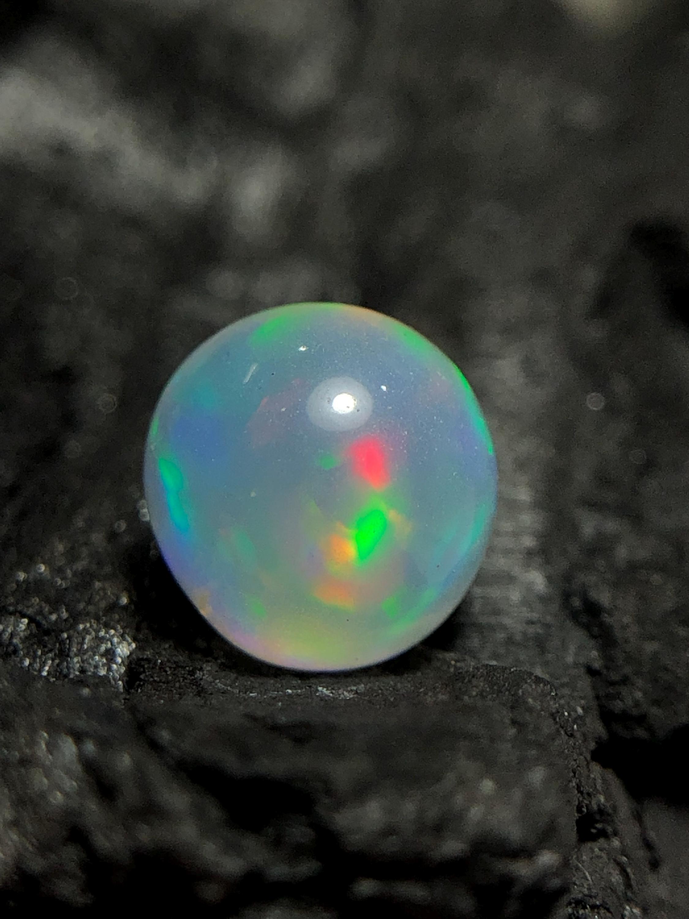 RARE !! OPALE BLANCHE ET MULTICOLORE D'ETHIOPIE : 8 mm x 6 mm