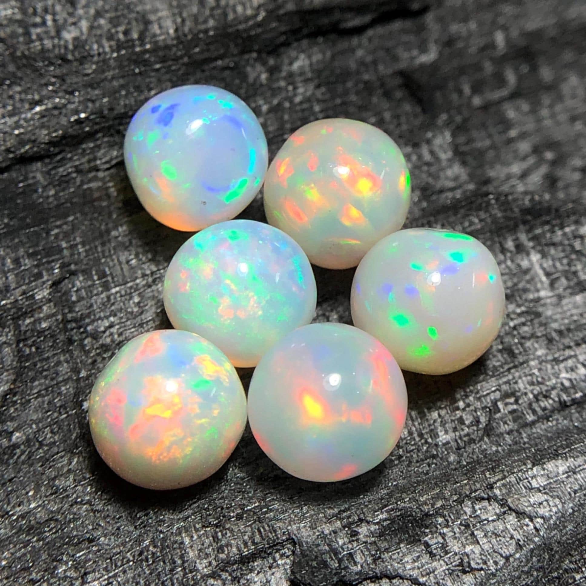 RARE ! OPALE BLANCHE MULTICOLORE D'ETHIOPIE : 1,87 CARAT