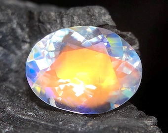Edelsteen regenboogmaansteen, natuurlijke ovale gefacetteerde steen, Madagaskar 2,10 CT