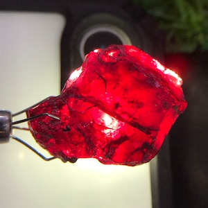 Natural Garnet Rough, 25x18 MM 47.10 Carats Loose Red Garnet Crystal, Garnet Chunks, Blood Red Garnet Raw, Stunning Genuine Garnet Rough