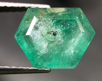 Naturlig grön solsten 3,75 karat, 12 x 9 MM fancy hexagon smaragd Schiller.