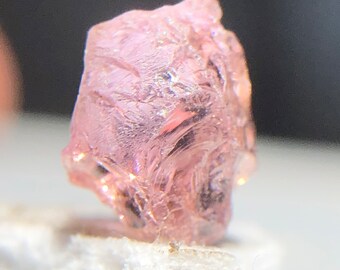 希少なオレンジピンクタンザナイト原石、1.35カラットのゾイサイト