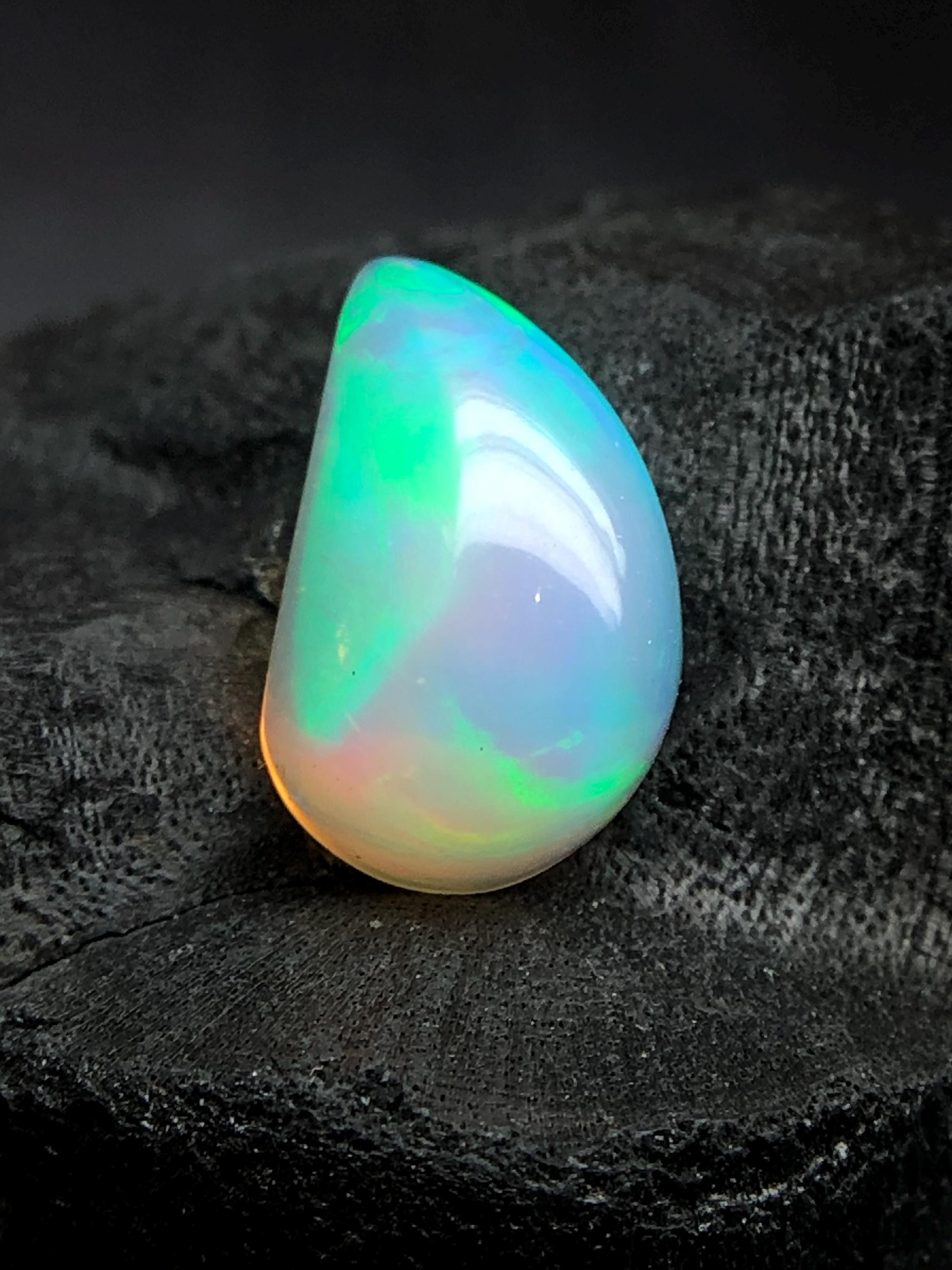 RARE ! OPALE BLANCHE MULTICOLORE D'ETHIOPIE : 1,93 CARAT