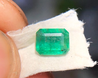 Natuurlijke groene smaragd, achthoekig gefacetteerd, 0,70 karaat