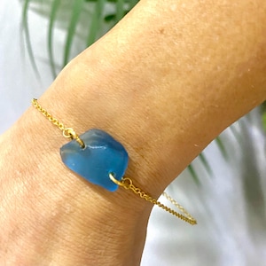 Chain bracelet. Gold plated with blue seaglass.