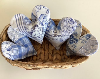 4 Bio-Lavendelherzen antike 100Jahre alte Bauernbettwäsche Blau/Weiß nachhaltige Geschenke im Landhausstil zum Muttertag Giveaway Unikate