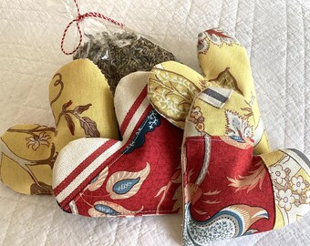 4 organic lavender hearts Toile de Jouy flowers red yellow patchwork sustainable gifts scented sachets giveaway wedding birthday Mother's Day