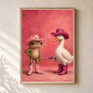 Puede incluir: Una lámina artística enmarcada con una rana verde y un pato blanco vestidos de vaqueros. La rana lleva un sombrero de vaquero y botas rosas mientras fuma. El pato lleva un sombrero y botas rosas, sosteniendo un revólver rosa sobre un fondo rosa.