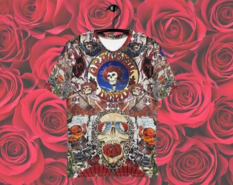 Könnte beinhalten: Ein weißes T-Shirt mit einem bunten, psychedelischen Druck, der das Grateful Dead-Logo, Totenköpfe und andere Bilder zeigt. Der Druck ist eine Collage aus verschiedenen Designs und Mustern.