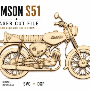 Könnte beinhalten: Ein lasergeschnittenes Holzmodell eines Simson S51 Motorrads mit detaillierten Motor-, Rad- und Rahmenkomponenten. Der Text SIMSON S51, LASER CUT FILE, DDR LEGENDS COLLECTION und DIGITAL DOWNLOAD SVG DXF ist auf dem weißen Hintergrund sichtbar.