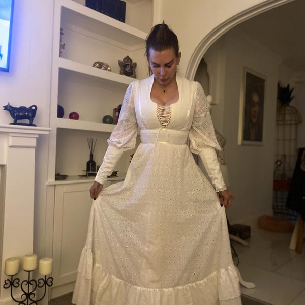 Authentic 1970s Gunne Sax Prairie Dress – white broderie anglaise with Lace & Corset Detail