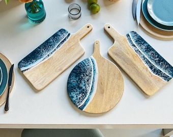 Personalizable luxury Ocean cutting board made of wood & resin - Charcuterie Board, wedding gift in marine look