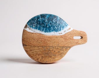 Handmade round wooden board with a sea design | Tapas board, jewelry tray & decorative board | Unique piece made of wood and epoxy resin | Personalized