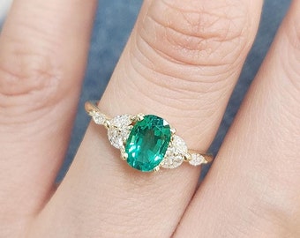 Anillo de compromiso con esmeralda ovalada de 14 k / Anillo de esmeralda creada en laboratorio de 7 x 5 mm / Anillo de 6 diamantes marquesa / Anillo con piedra de nacimiento de mayo