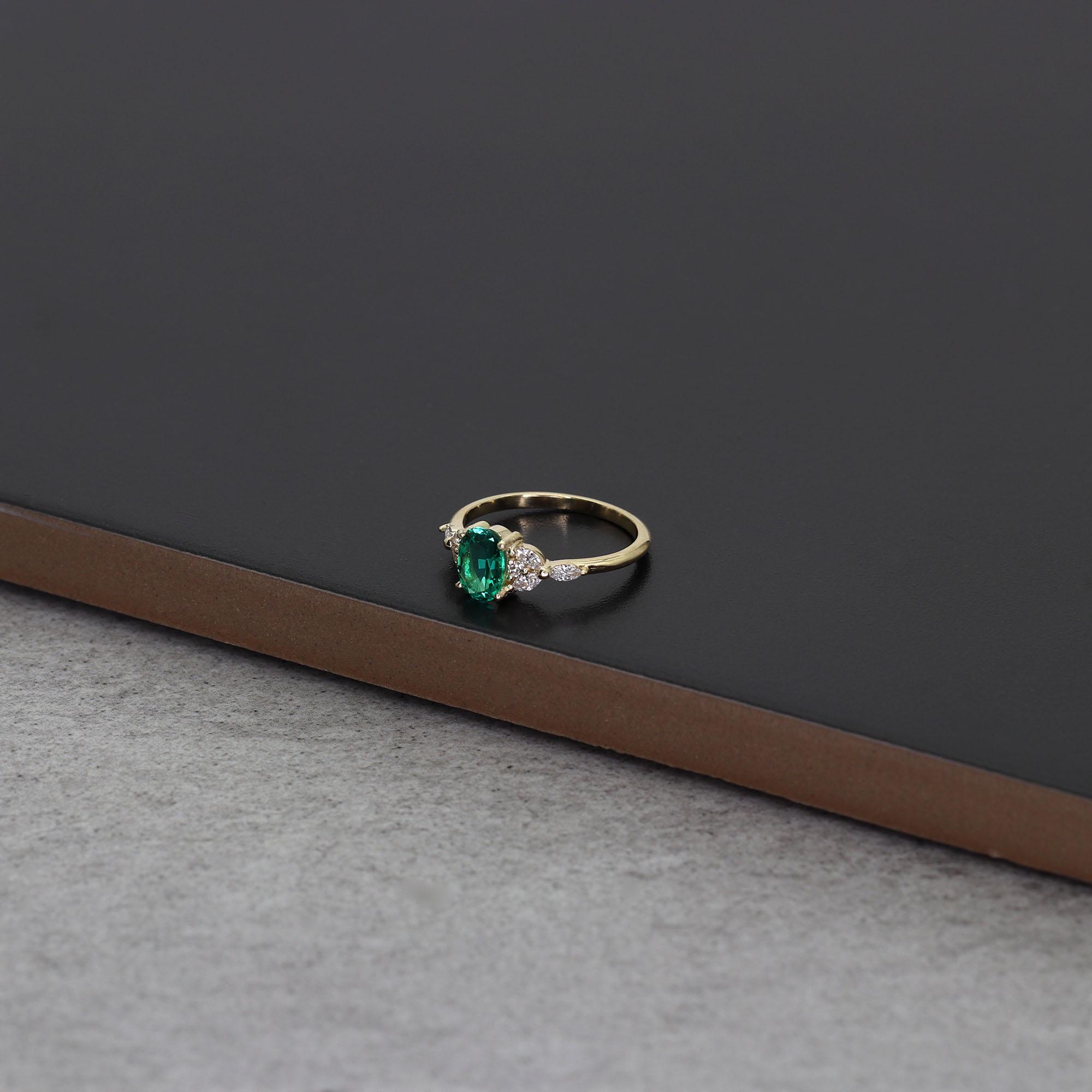 14金オーバルエメラルド婚約指輪｜7×5mmラボグロウンエメラルドリング 