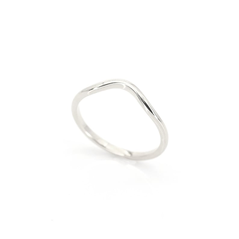 Op de afbeelding: Een eenvoudige zilveren ring met een gebogen, golvend ontwerp.