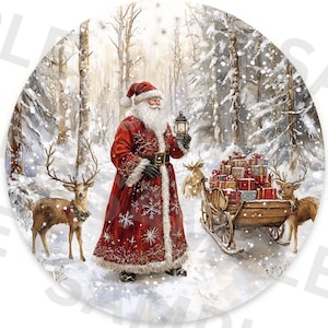 Peut inclure: Le Père Noël, vêtu d'une robe rouge et blanche, tient une lanterne et traverse une forêt enneigée avec deux rennes tirant un traîneau rempli de cadeaux emballés.