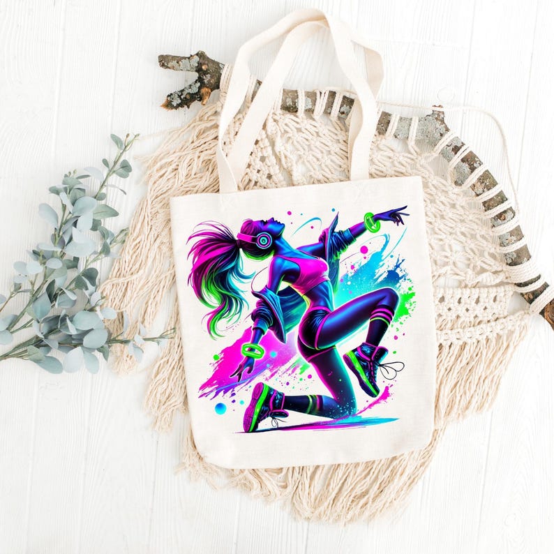 K&ouml;nnte beinhalten: Eine wei&szlig;e Tragetasche mit einer bunten Grafik einer tanzenden Person. Die Person tr&auml;gt Kopfh&ouml;rer und ein rosa-blaues Outfit. Der Hintergrund ist ein buntes abstraktes Design.