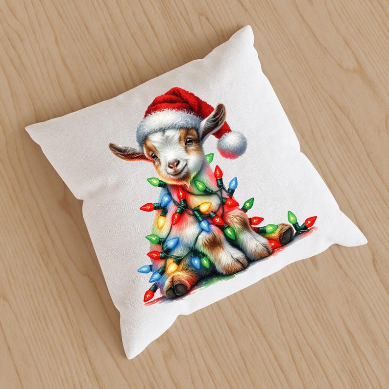 K&ouml;nnte beinhalten: Ein wei&szlig;es Kissen mit einer niedlichen Illustration einer Ziege, die einen roten Weihnachtsmann-Hut tr&auml;gt und in bunte Weihnachtslichter gewickelt ist.