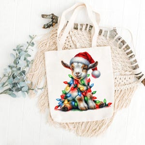 K&ouml;nnte beinhalten: Eine wei&szlig;e Tragetasche mit einem weihnachtlichen Design, das eine Ziege zeigt, die einen Weihnachtsmann-Hut tr&auml;gt und in bunte Weihnachtslichter gewickelt ist.